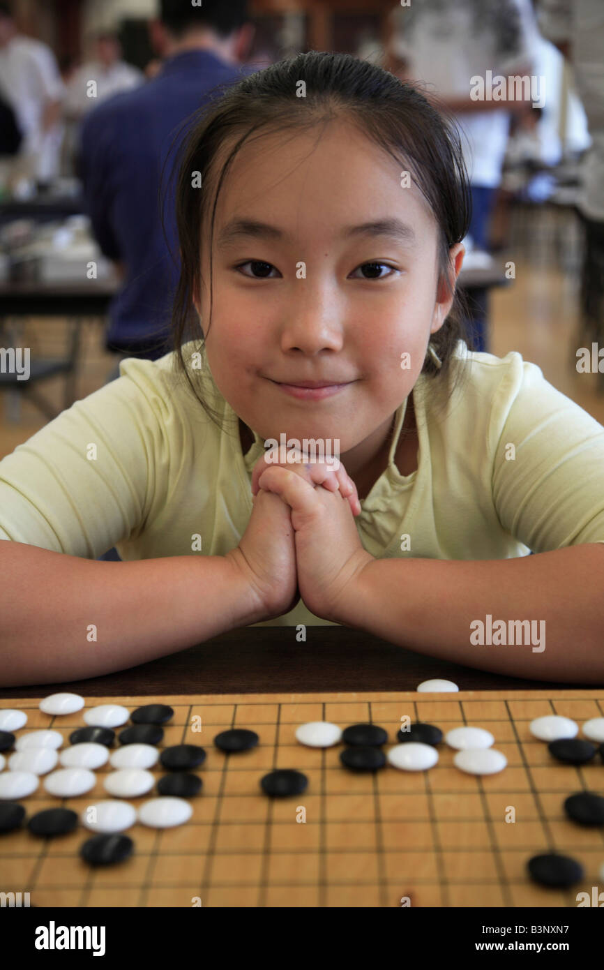 Chinesischen kanadischen Mädchen spielen gehen orientalische strategisches Brettspiel Stockfoto