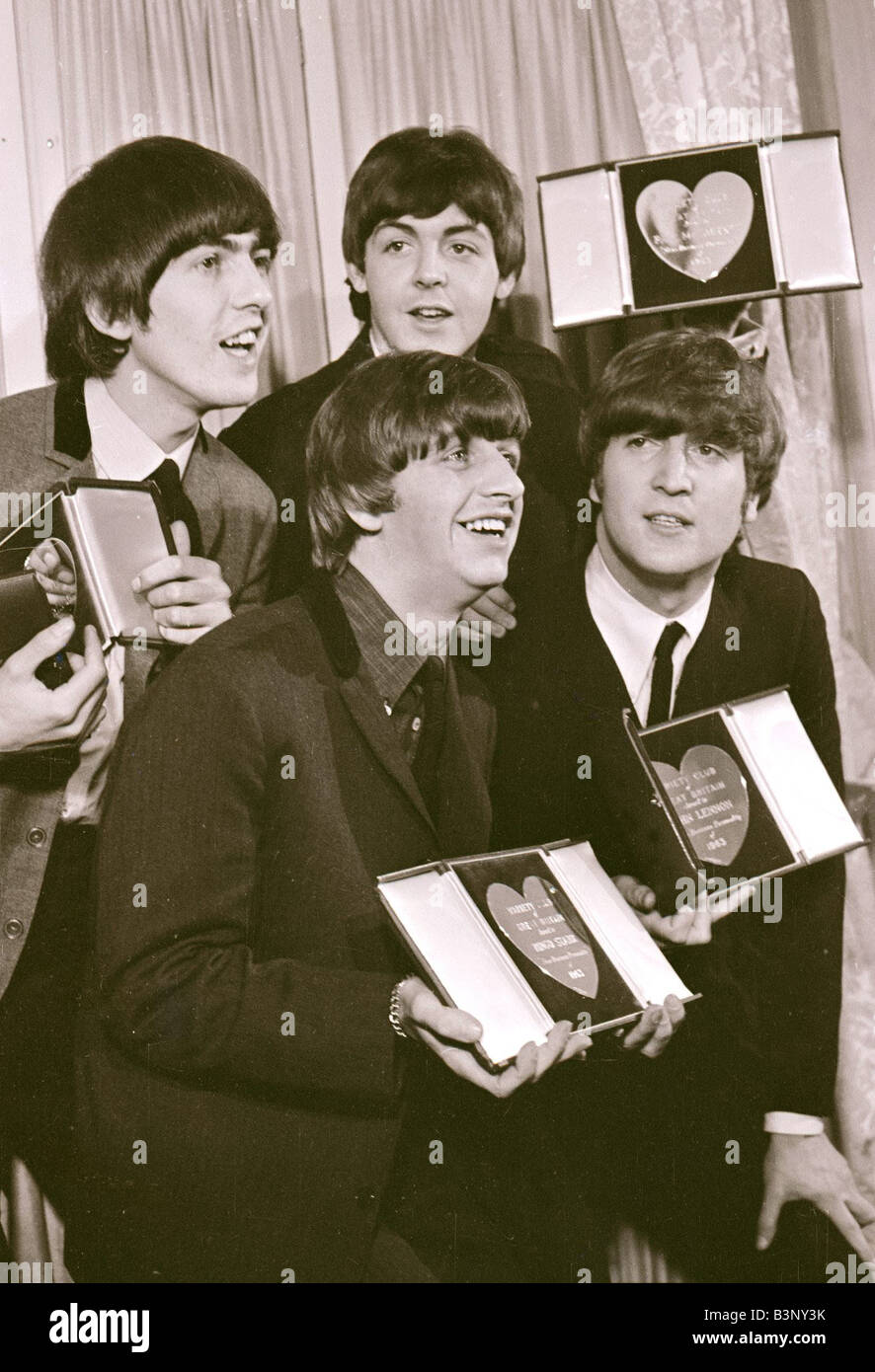 Mit ihrer Vielfalt Club Awards März 1964 die Beatles John Lennon und L R George Harrison Paul McCartney Ringo Starr Holding Stockfoto