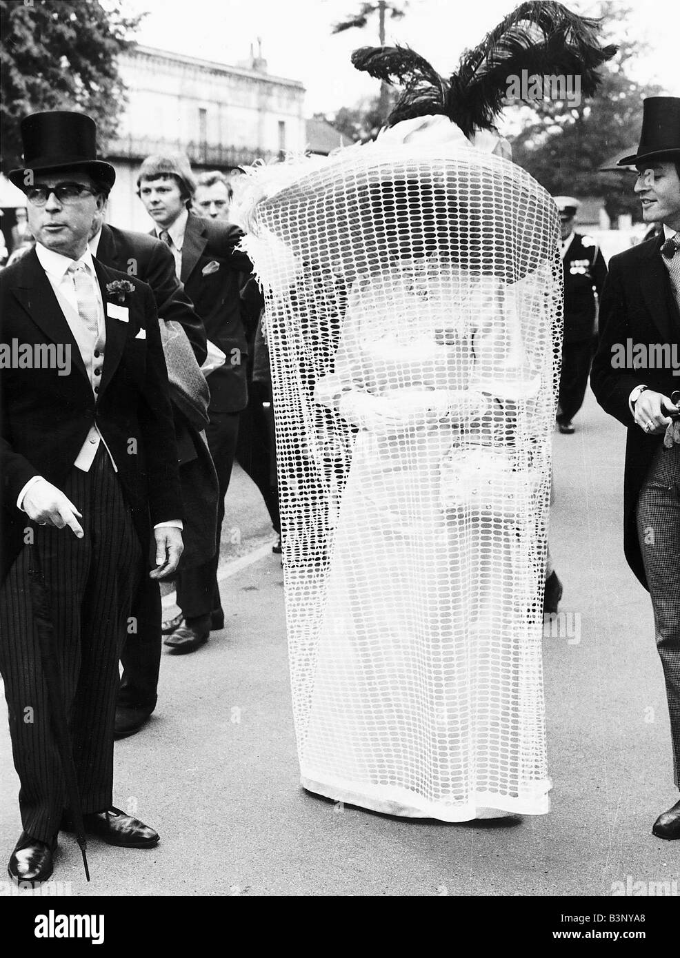 Frau Gertrude Schilling in Ascot in lange satin Kleid Hut mit breiter Krempe mit Federn und net Schleier von Kopf bis Fuß Juni 1971 Stockfoto