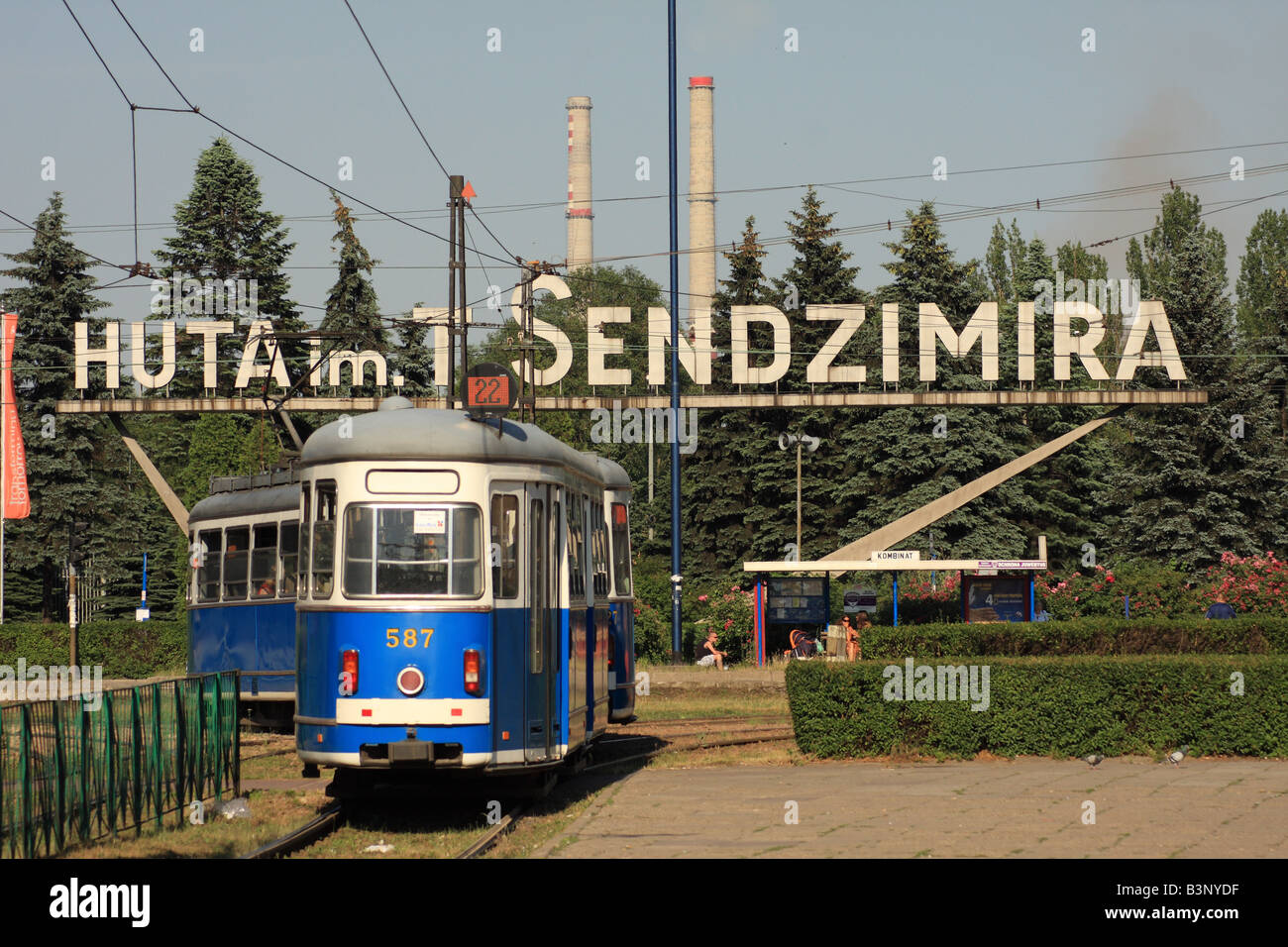 Straßenbahn außerhalb der Huta Sendzimira im Stahlwerk in Nowa Huta - eine einmalige Modell kommunistischen Stadt - Am Stadtrand von Krakau, Polen Stockfoto