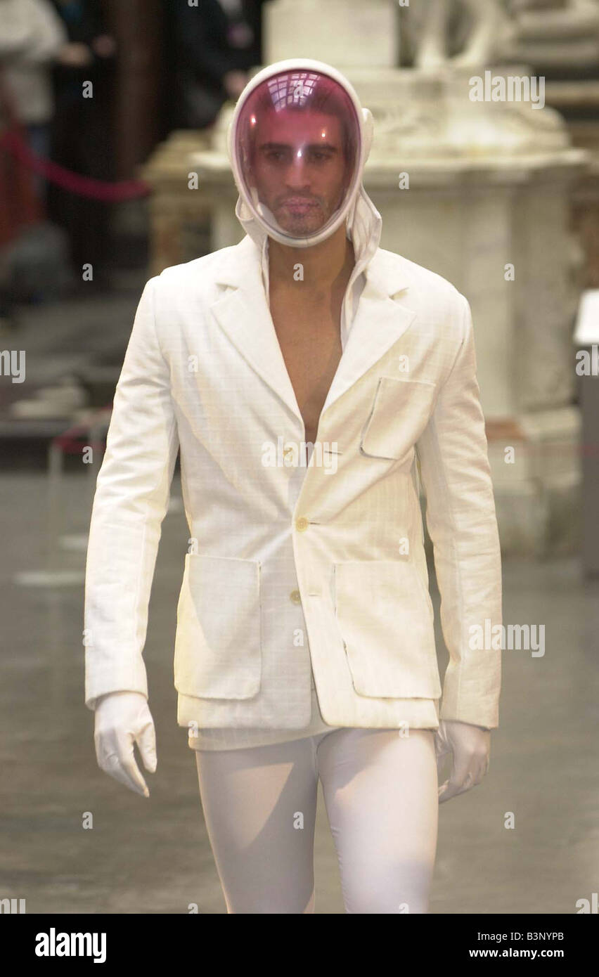 Modell bei Modenschau von Männern in Röcken abgehaltenen Cand Museum Designer Walter van Beirendonck weiße Maske Blazer Minirock und allgemeine Februar 2002 Stockfoto
