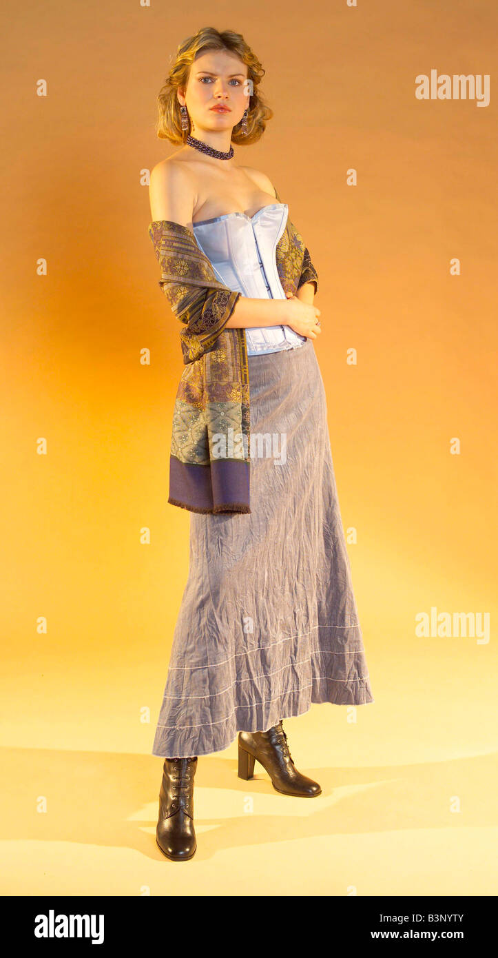 Edwardian Modestrecke November 2002 Modell tragen Korsett langer Rock Schal  und Stiefel Stockfotografie - Alamy