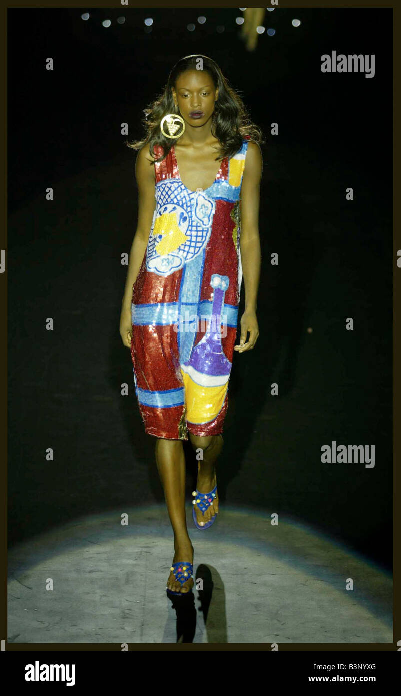 London Fashion Woche September 2003 London Woche Modedesignerin Tata Naka Bekleidung Mode Laufsteg Modelle anzeigen Stockfoto