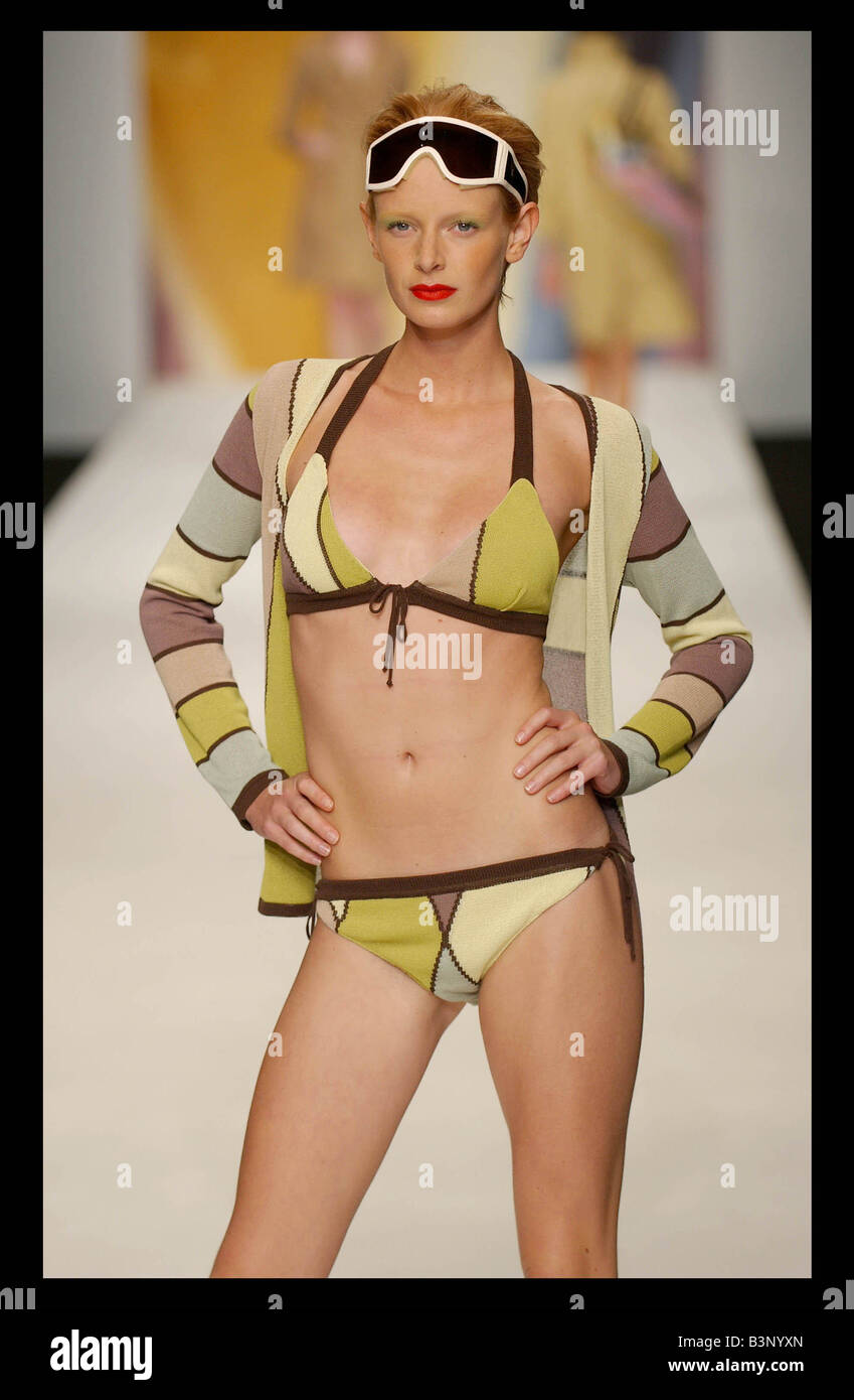 London Fashion Woche September 2003 Modell Olivia Ing in der Betty Jackson zeigen Kleidung Fashion Catwalk abgebildet-Modelle mit einem Bikini mit passender Strickjacke Stockfoto