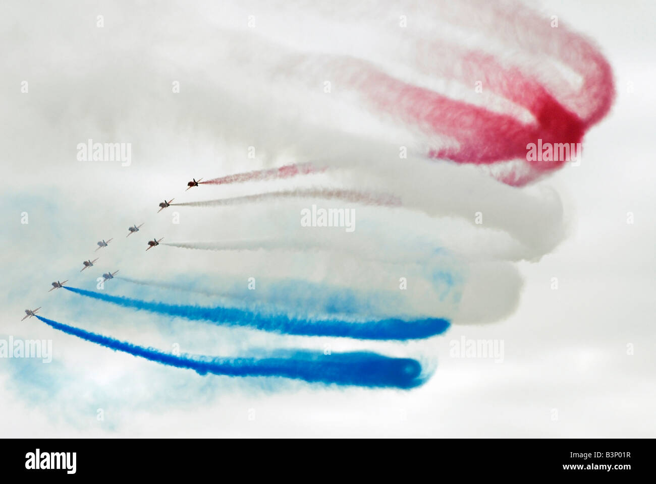 Die roten Pfeile anzeigen zeigen perfekte Teambildung fliegen während eine Anzeige beim Bournemouth Air festival Stockfoto