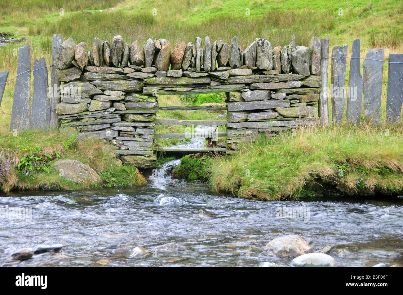 Schiefer Schafe Zaun und ungewöhnliche Stein Brücke Watkin Pfad Snowdonia National Park Gwynedd Wales Stockfoto