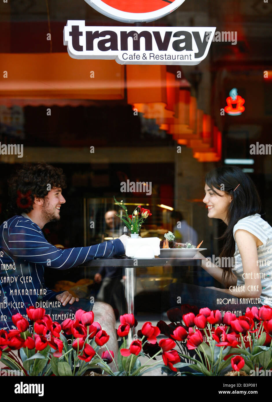 Mai 2008 - paar sitzt in einem trendigen Café in der Fußgängerzone Istiklal-Straße in Beyoglu Bereich Istanbul Türkei Stockfoto