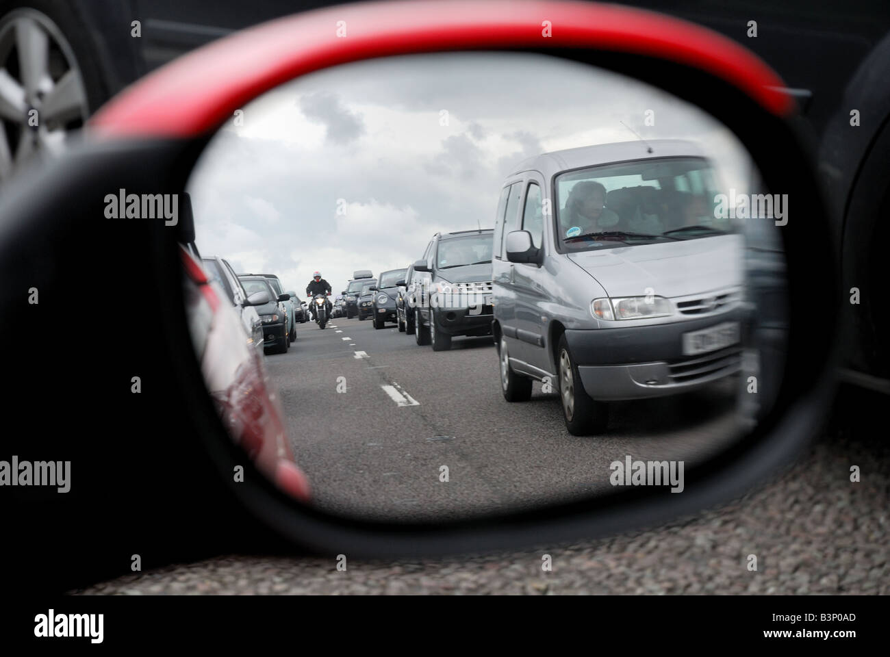 Verkehrsbelastung in den Autospiegel, Cornwall Stockfoto