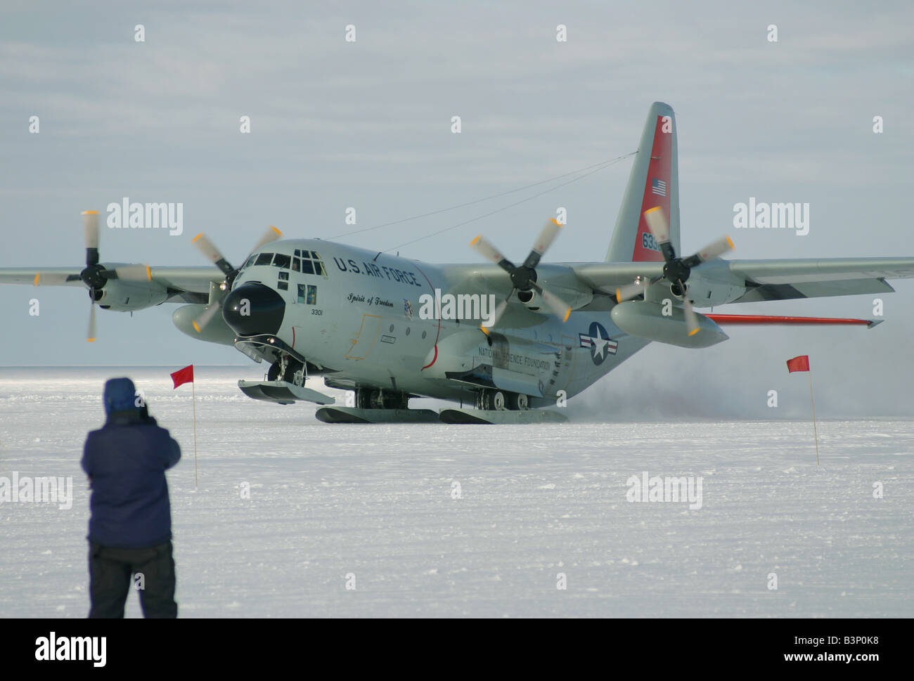 Ski-ausgestatteten Lockheed LC-130 Hercules-Flugzeuge abheben von den Skiway im Pine Island Umfrage Camp in der Antarktis. Stockfoto