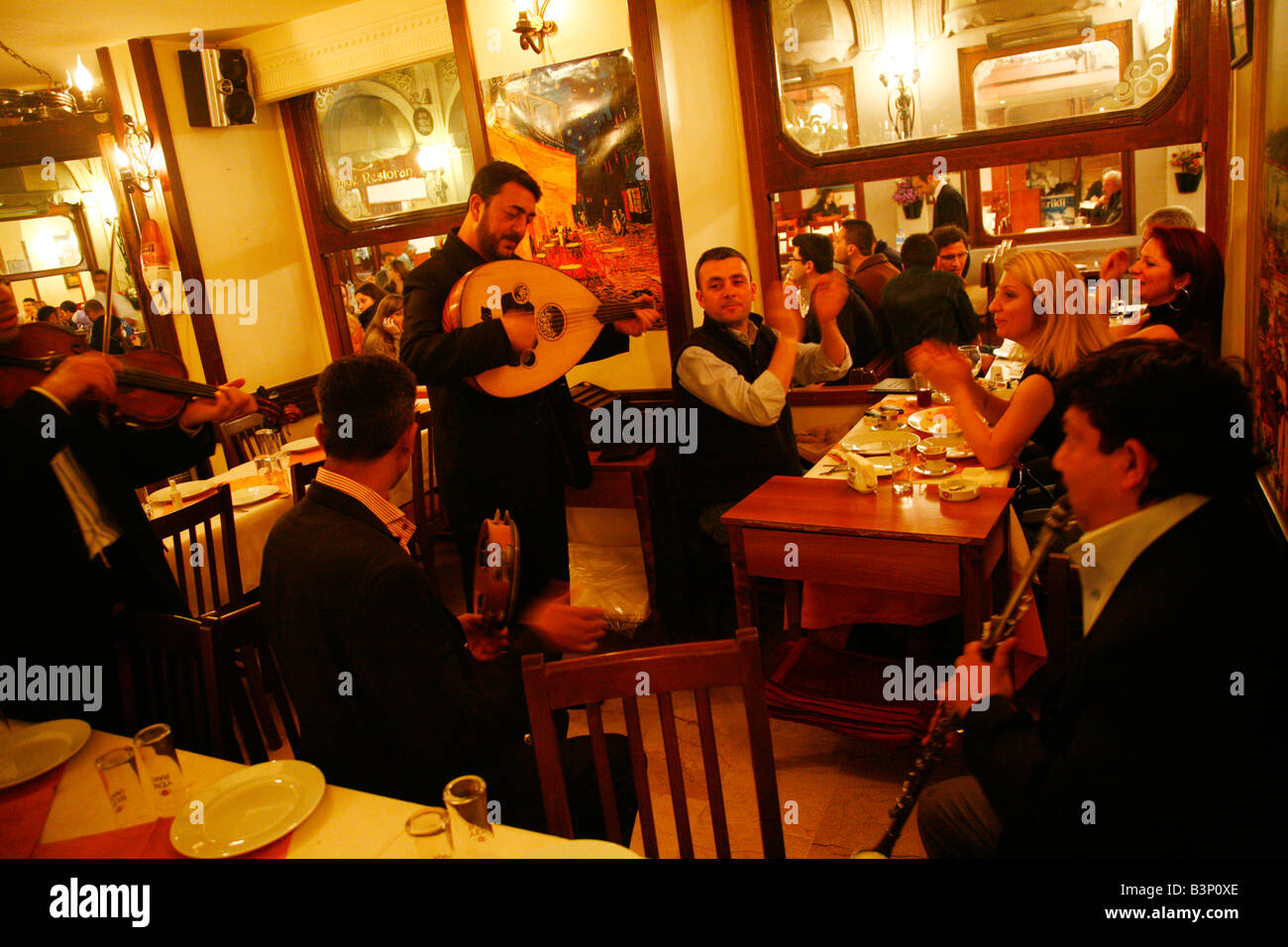 Mai 2008 - Leute sitzen in einem Restaurant in der Cicek Passage in Beyoglu Istanbul Türkei Stockfoto
