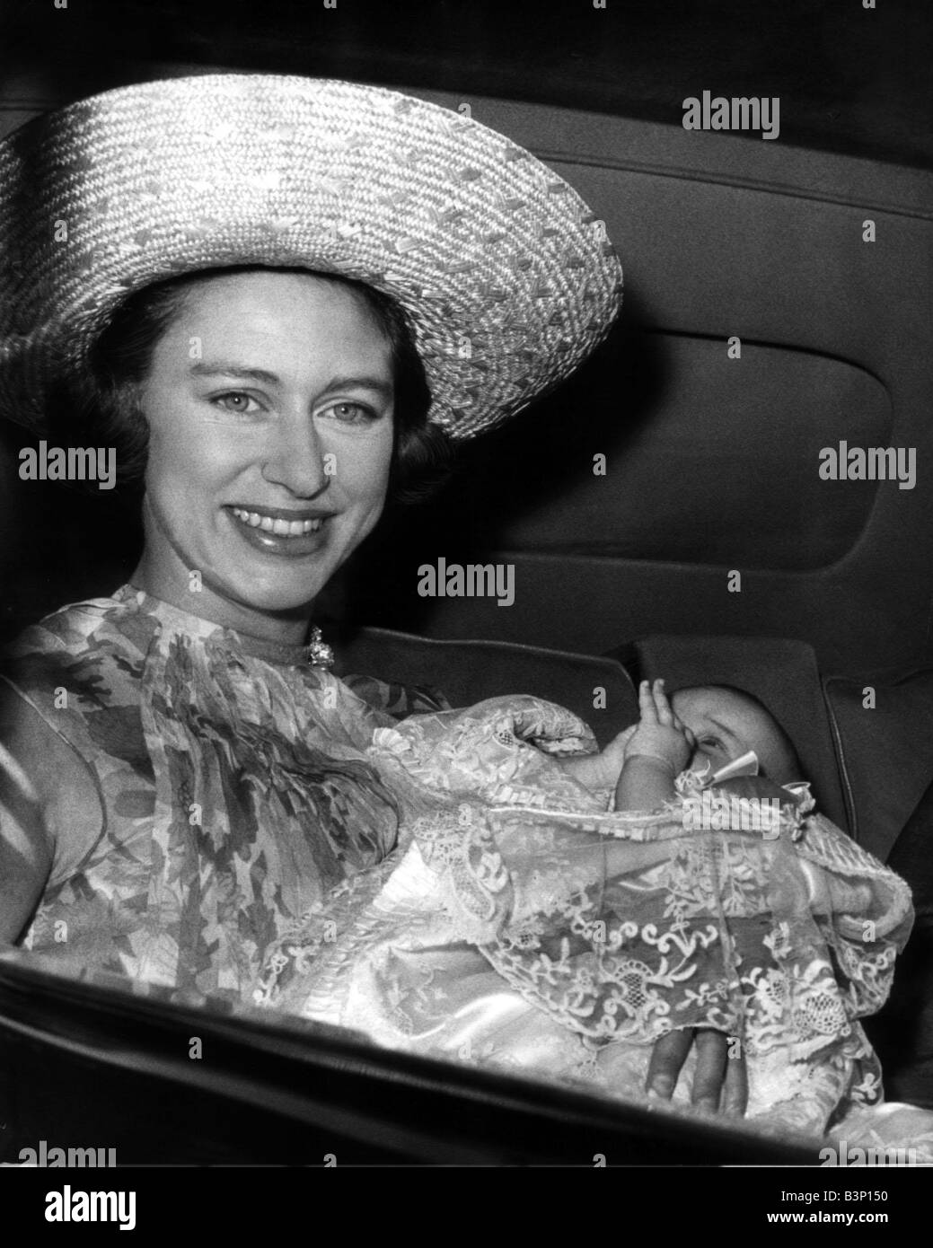 Prinzessin Margaret begibt sich mit ihrer Tochter Lady Sarah Armstrong-Jones für ihre Taufe in privaten Kapelle Buckingham Palace Stockfoto