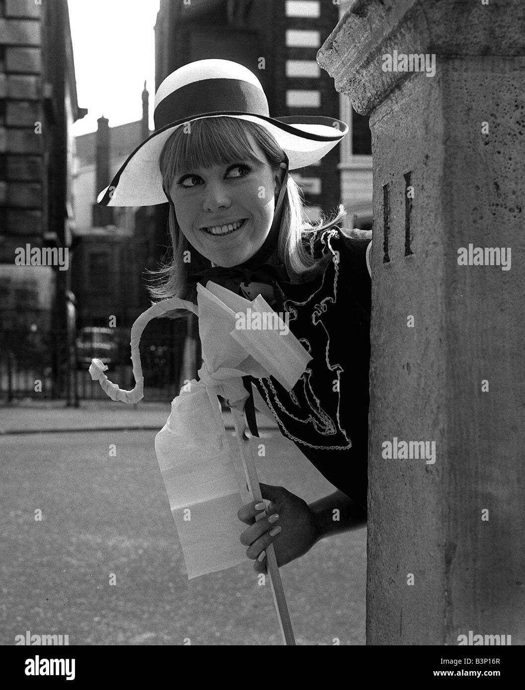 White Sisel Edward Mann Hut Mode 1964 Karen Jenson trägt Bopeep weißen Sisel Stroh ...