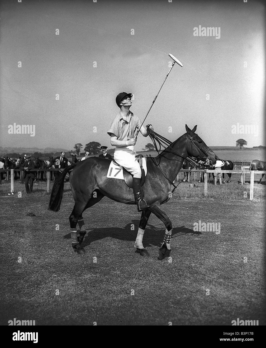 Prinz Philip Polo Turnier kann 1955 Prinz Philips entlang reiten Holding Polo Fahrten während Spiel kleben. Stockfoto