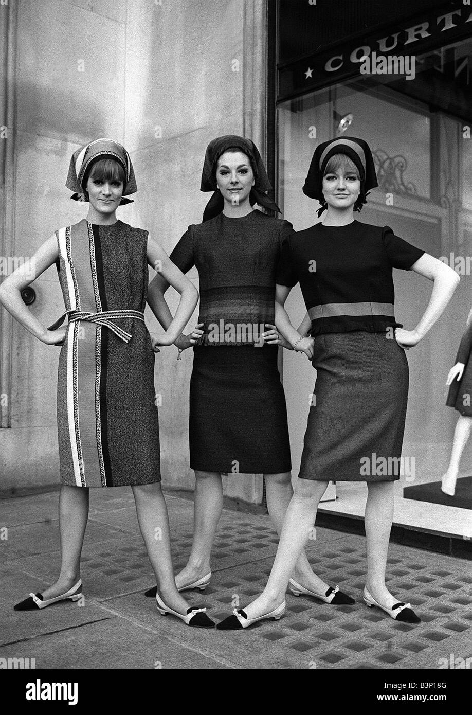 Mode, die während der London Fashion Woche 1964 drei Frauen mit Kopftuch  Stil Hüte stehen mit ihren Händen auf ihren Hüften suchen trotzig  gestreiften Kleider tragen Stockfotografie - Alamy