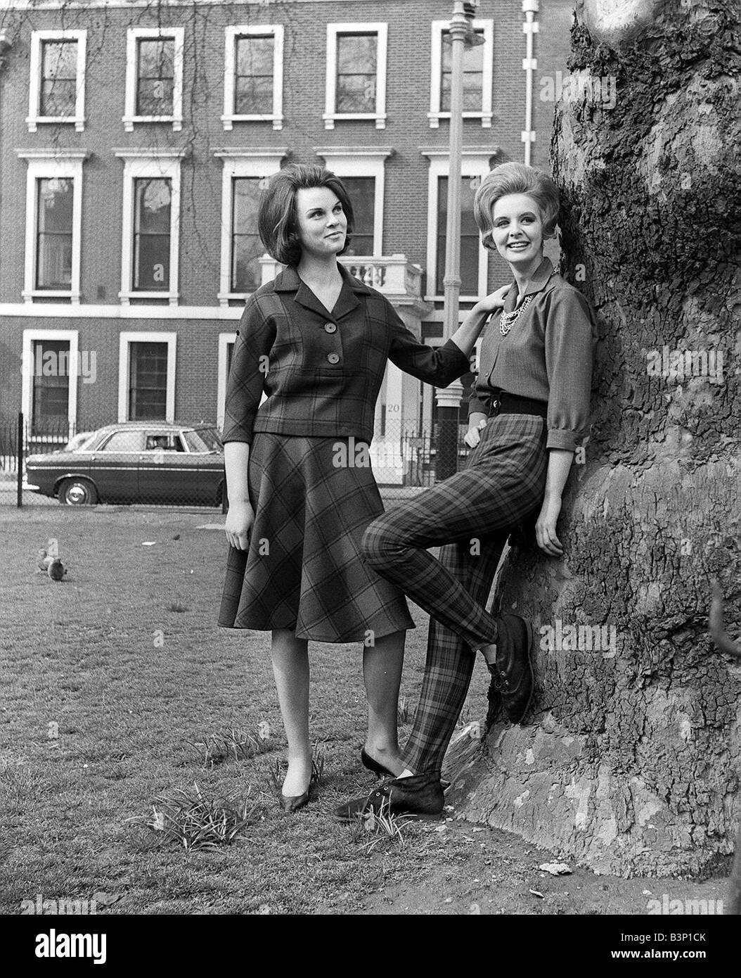 60er Jahre Mode Herbst 1962 Digby Morton Kollektion von Reldan zwei Modelle  posieren mit einer Mauer tragen Tartan Rock und Hose Stockfotografie - Alamy