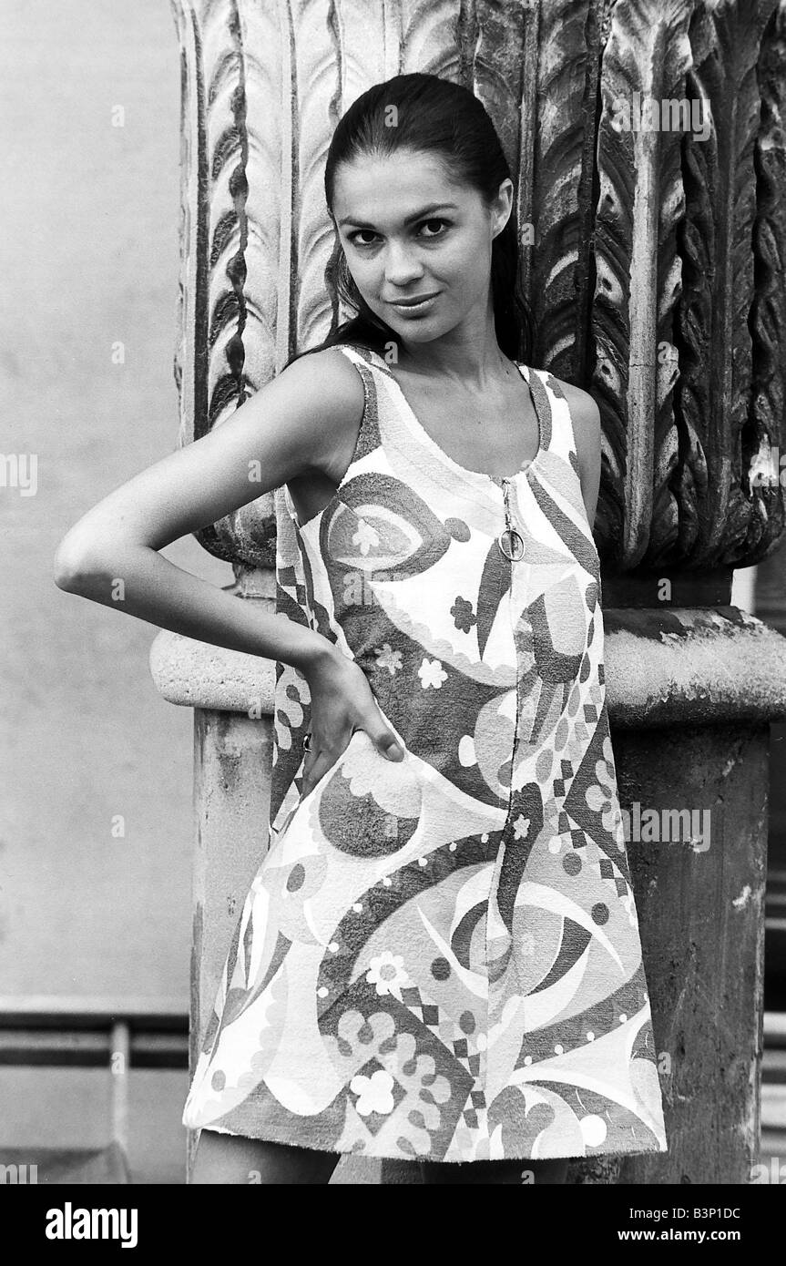 Virginia North Modellierung Strandmode tragen einen print Mini Kleid stehend mit einer Hand auf ihre Hüfte verführerisch in die Kamera schaut Juni 1967 Stockfoto