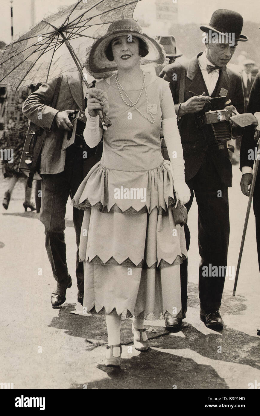 1925 Kleidung Ascot Mode Hüte und Kleider Stockfotografie - Alamy