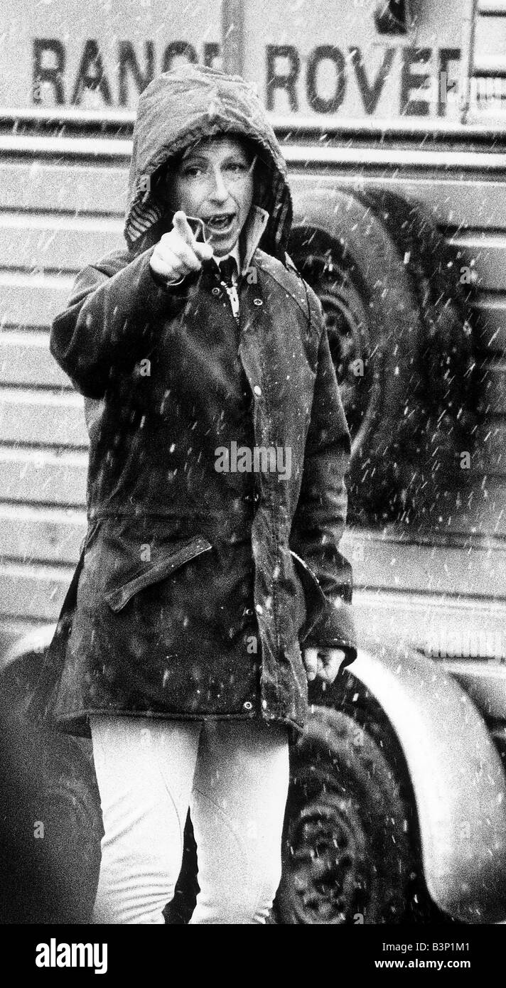 Prinzessin Anne Princess Royal 1987 Ilford fotografischen Awards stehen neben Range Rover Zeichen Punkte finger Wetter nass regnen Stockfoto