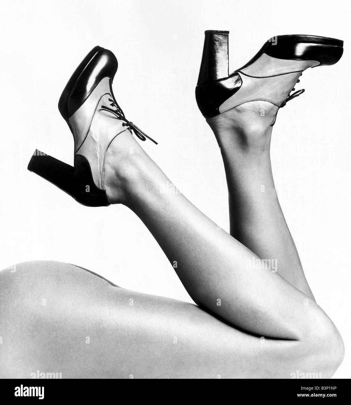 Kleidung Mode Lederschuhe entworfen September 1973 die ordentlich Leder schnüren Schuh in Beige und schwarz von Sacha Stockfoto