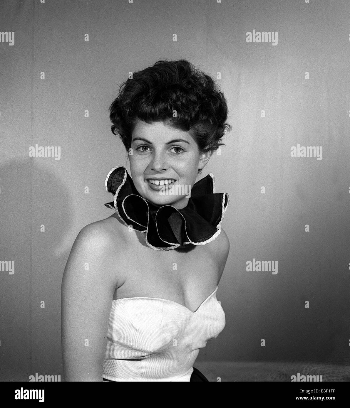 Modell zeigt Kragen Mode trägt einen gekräuselten Kragen und ein weißes Oberteil top Stockfoto