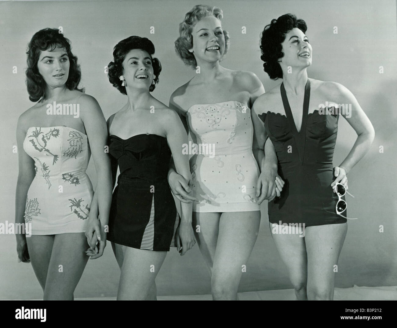 Mode der 1950er Jahre vier Modelle tragen Bademode Badeanzüge in ein Korsett  Stil ausgestattet Mieder mit einem leichten Rock Studio Bild  Stockfotografie - Alamy