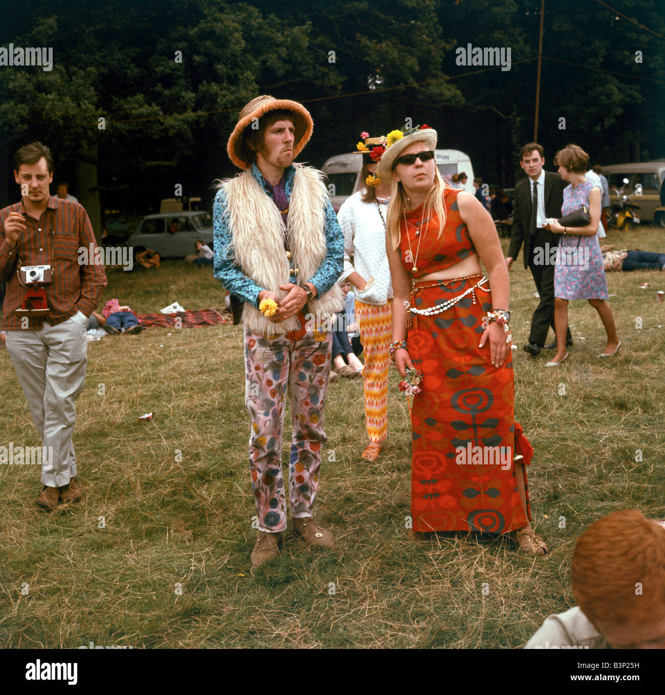 60er Jahre Mode der 1960er Jahre Kleidung Hippies in Blume Festival Fell  Weste Hut Sonnenbrille Floral Hose und Kleid Mirrorpix Stockfotografie -  Alamy