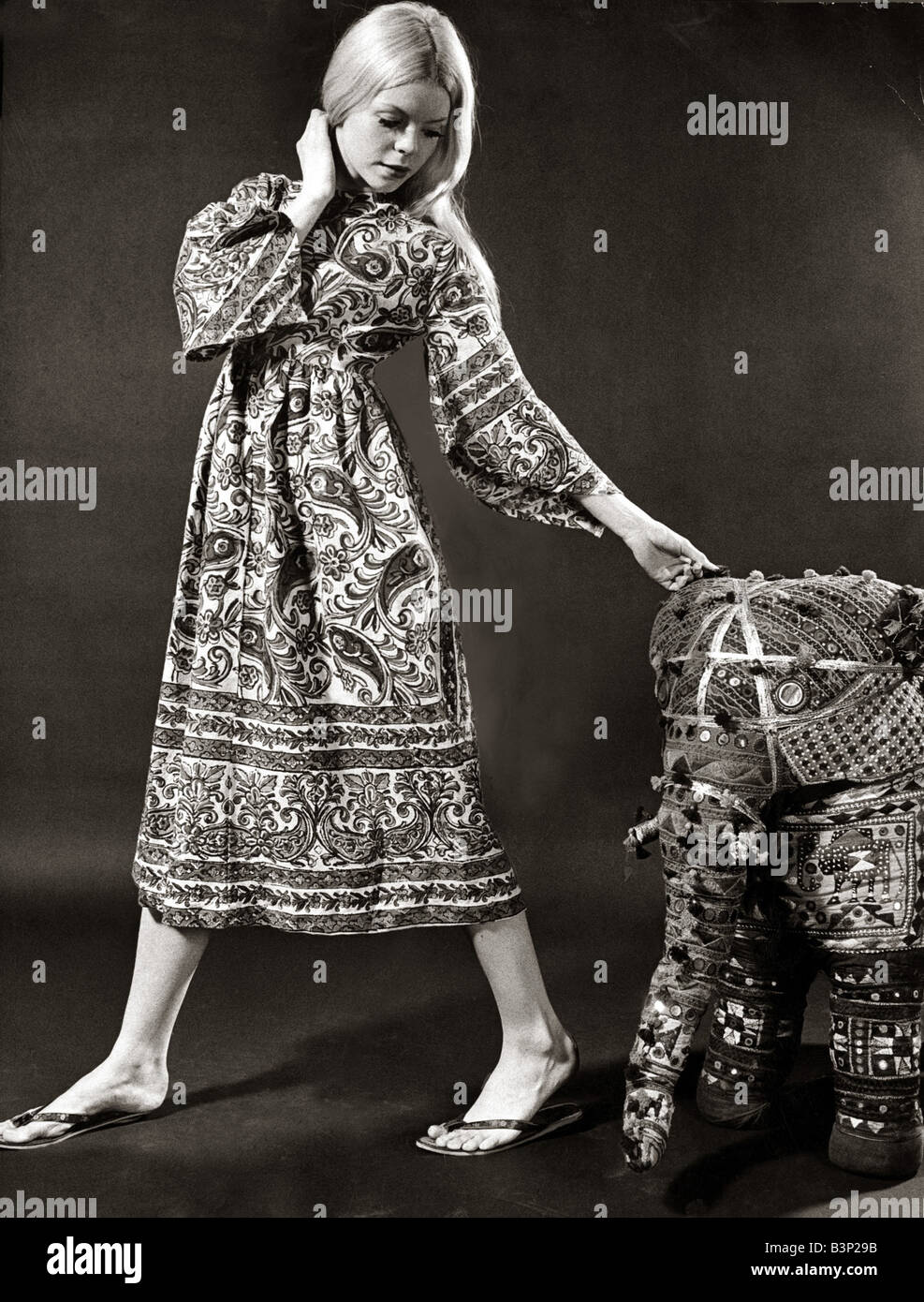 Ein Modell trägt ein swirly print MIDI-Kleid mit weiten Glockenärmeln hergestellt aus indischer Baumwolle Bettdecke Material und Sandalen 1970 Mode weibliche Frau Frauen Frauen Kleidung sommerlich Sommer Spiegel Tagwache jack Curtis 20 6 70 Stockfoto