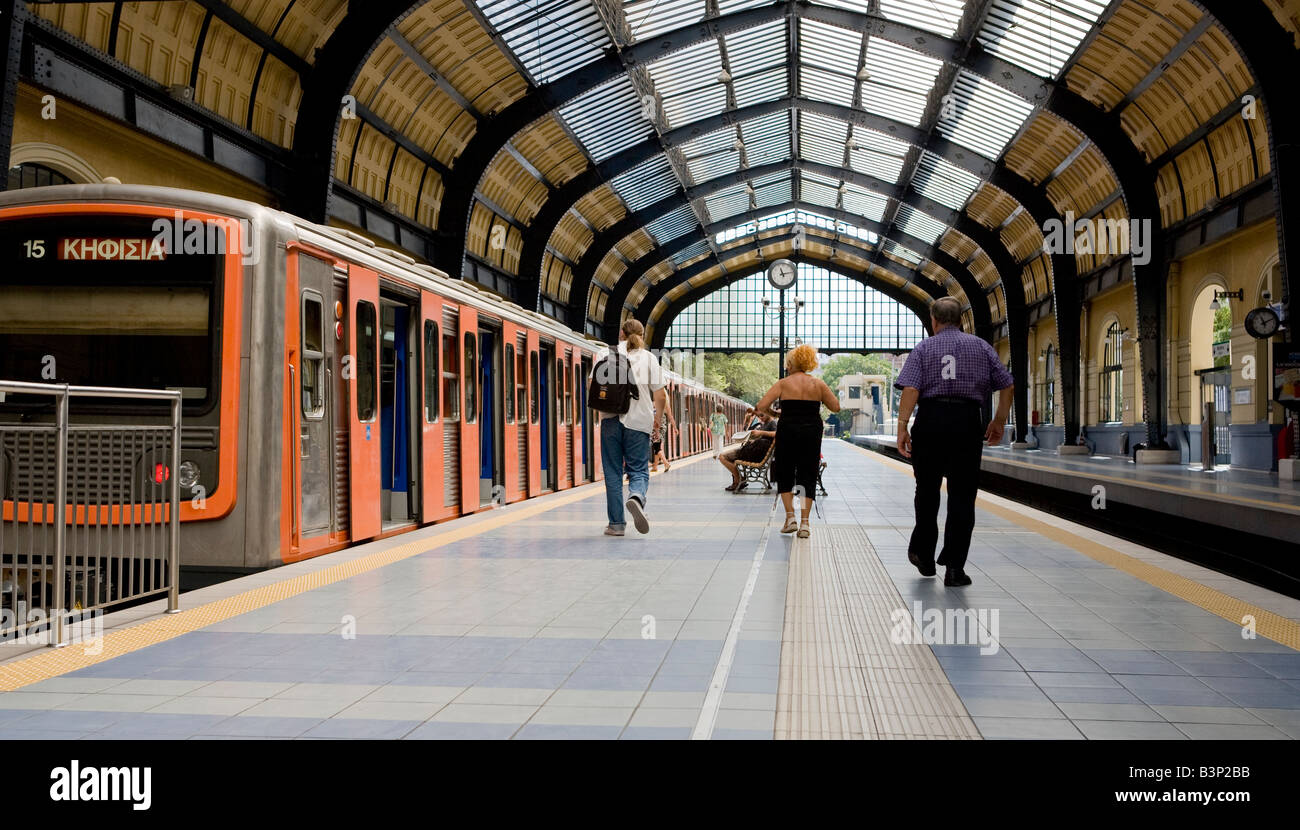 Passagiere auf der Plattform mit dem Zug am U-Bahnhof Piräus, Athen, Griechenland Stockfoto