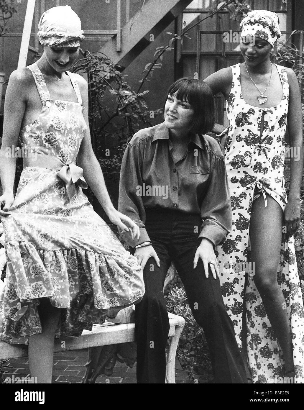 Mary Quant Modedesigner mit zwei Modelle zeigen ihre Frühjahr 1976 Kollektion Floral print Kleider Stockfoto