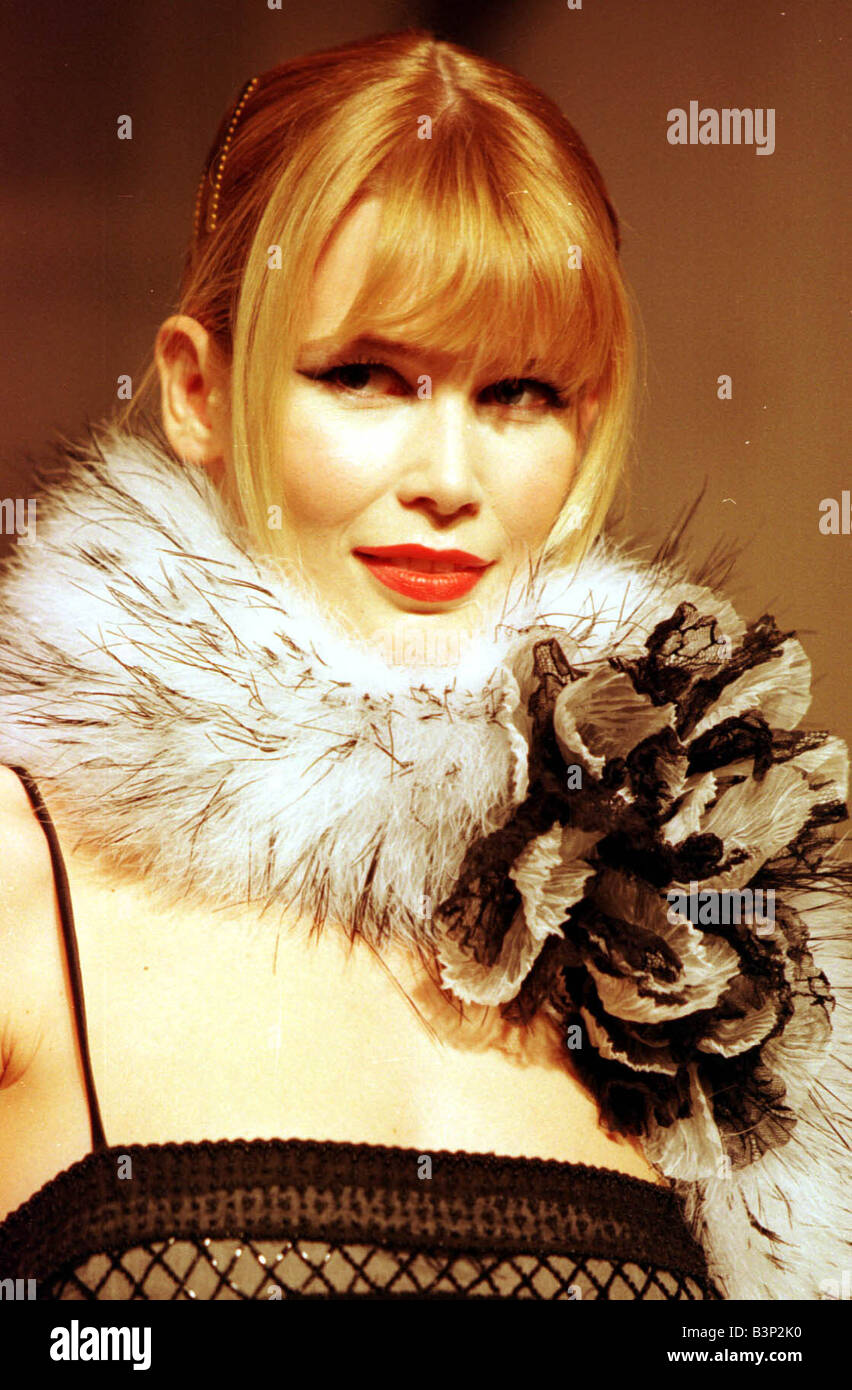 Kleidung von Valentino 1998 Claudia Schiffer Modell tragen schwarzes Abendkleid mit passenden Pelz Boa Fuchs entworfen Pelz Kleidung, von Valentino zu Fuß auf den Laufsteg in Paris Fashion Week Stockfoto