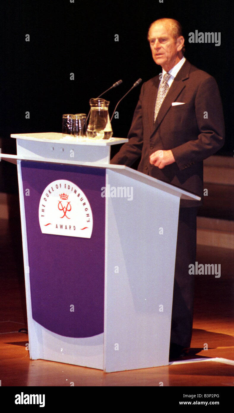 Duke of Edinburgh besucht The Waterfront Hall Belfast November 1998 nach seinem historischen Eire Besuch flog der Duke of Edinburgh in Nordirland für einen zweitägigen Besuch war der Prinz in Nordirland an die Jahrestagung der Duke of Edinburgh Award Scheme s Generalrat, die zum ersten Mal in Belfast The Duke of Edinburgh stattfand gibt seinem Keynote-Vortrag an der Waterfront Hall Stockfoto