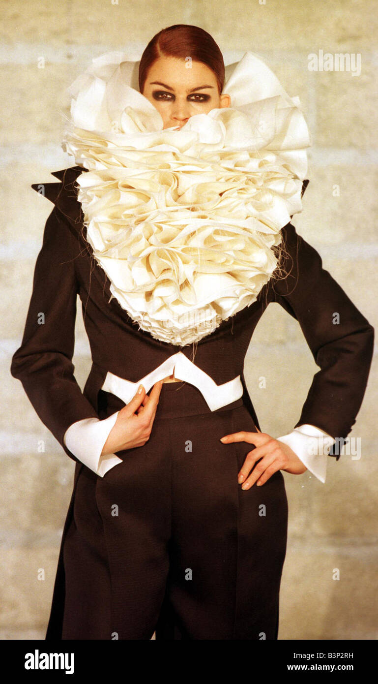 Viktor und Rolf Abholung am Paris Fashion Woche 1999 Modell bei Viktor Rolfe Schreie und Flüstern zeigen Anzug Hose und Jacke mit gekräuselten Kragen, der die Modell s unteren Gesicht Couture Mode abdeckt Stockfoto