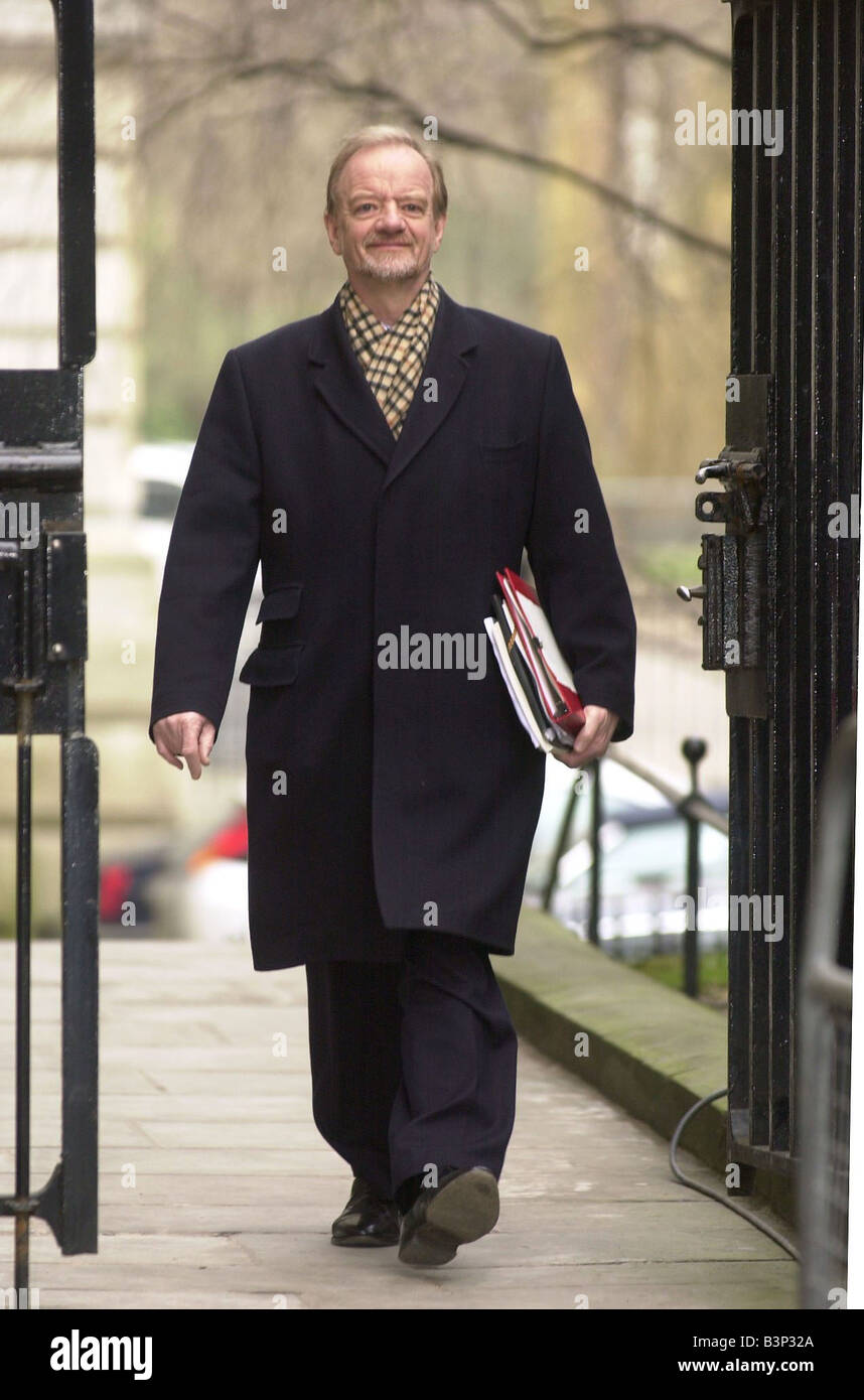 Robin Cook am Nr. 10 Downing Street für Kabinettssitzung Februar 2003 Stockfoto