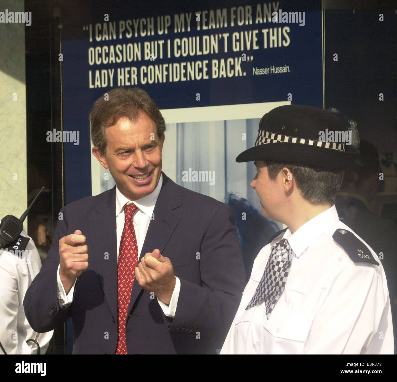 Tony Blair MP Premierminister August 2000 wieder aus seinem Urlaub besucht die neue Met Polizei Recruiting Office in Scotland Yard mit PC Lisa Rooke Stockfoto