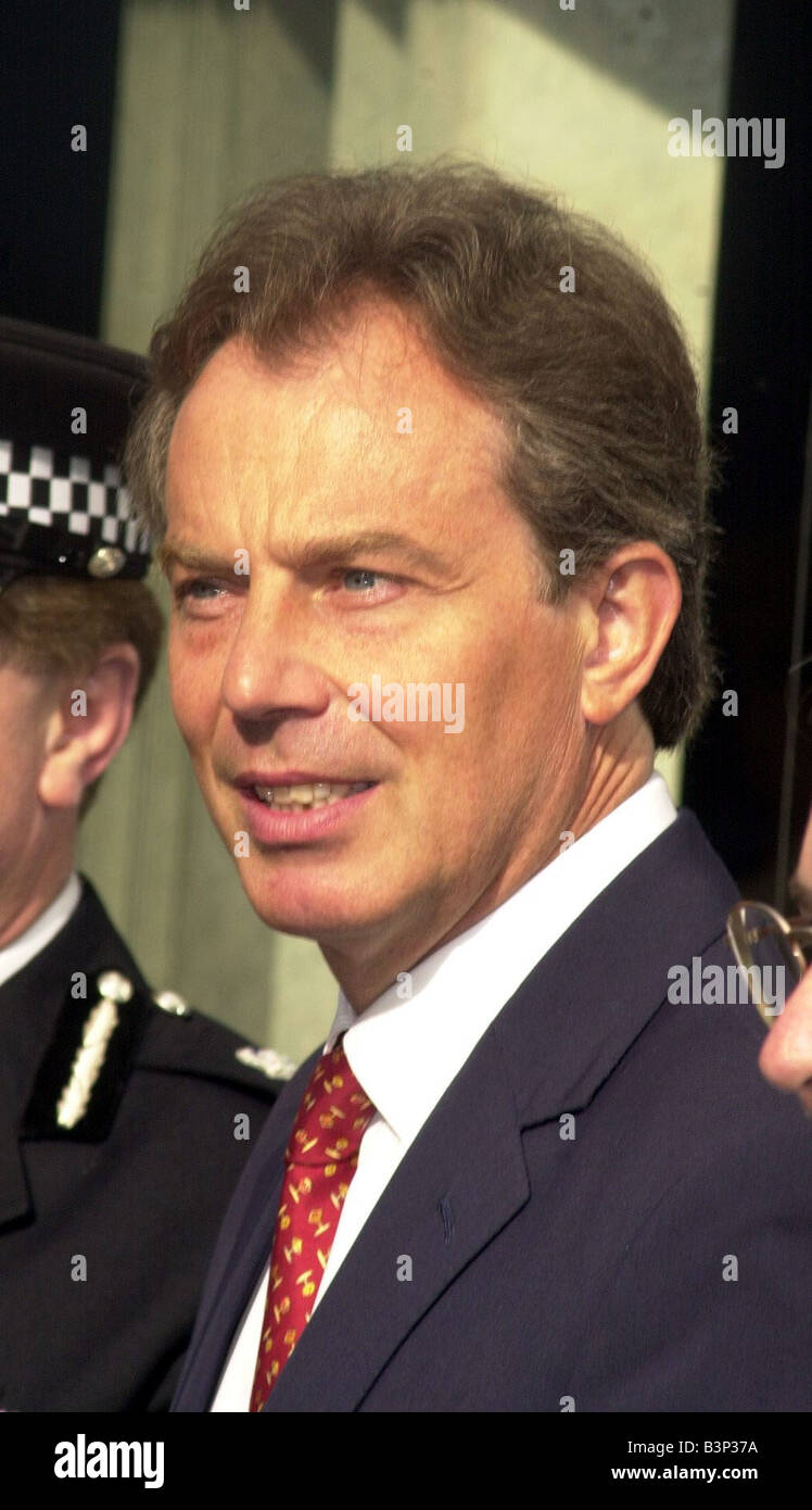 Tony Blair MP Premierminister August 2000 wieder aus seinem Urlaub besucht die neue Met Polizei Recruiting Office in Scotland Yard Stockfoto