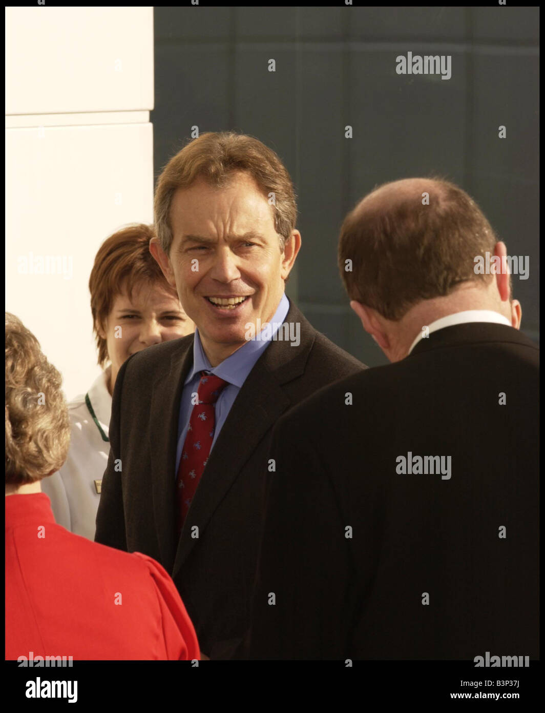 Premierminister Tony Blair in Edinburgh 14. Februar 2003, er hatte einen kurzen Besuch in der neuen Edinburgh Royal Infirmary Petite France und wurde von einer kleinen Menge von anti-Krieg Demonstranten Stockfoto