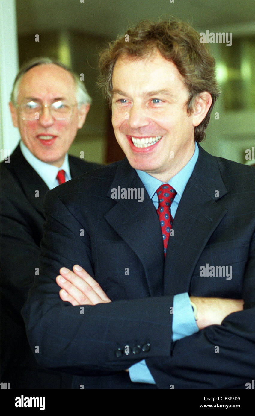 Tony Blair Besuch November 1998 John Wheatley College Easterhouse Glasgow mit schottischen Sekretärin Donald Dewar Stockfoto