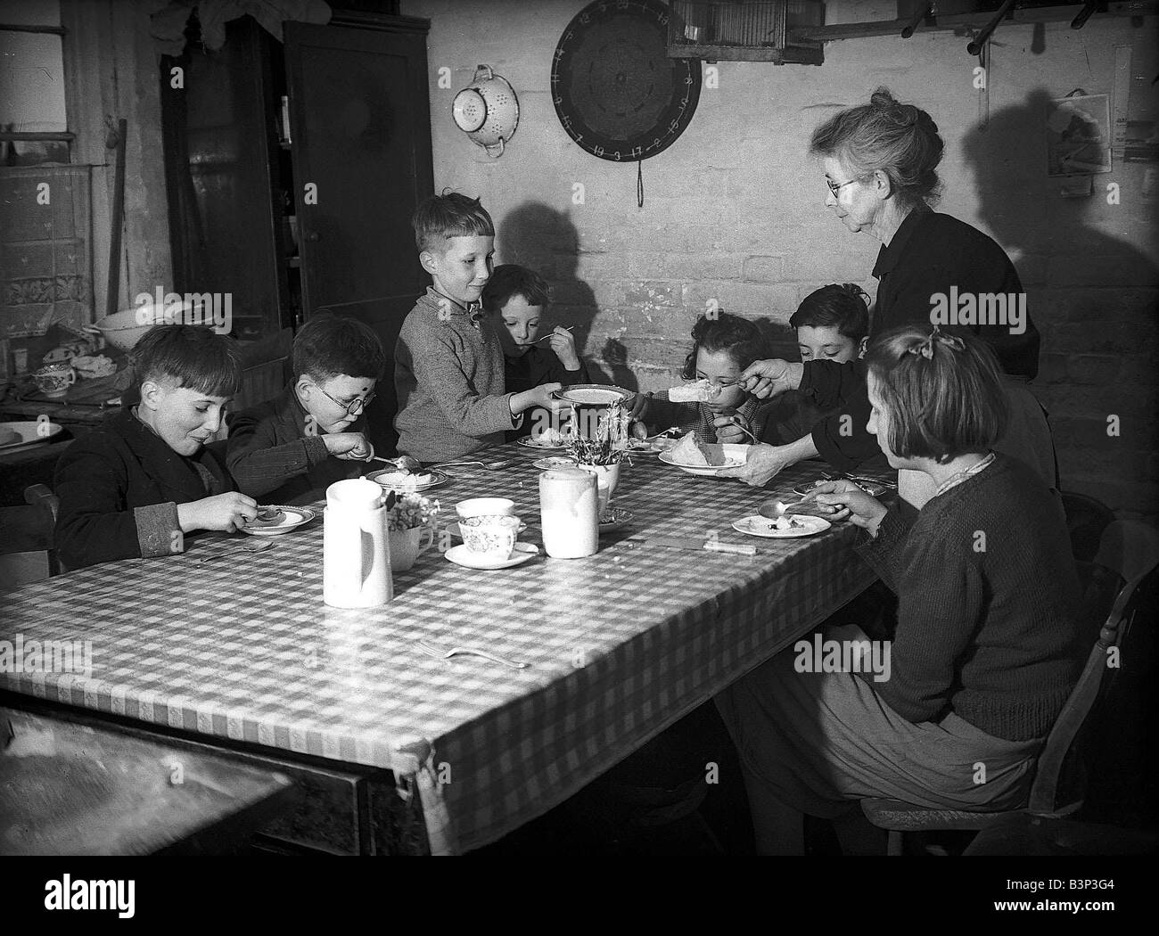 Evakuierte Frauen Freiwilligendienst Helfer am Tisch essen während des 2. Weltkrieges Stockfoto