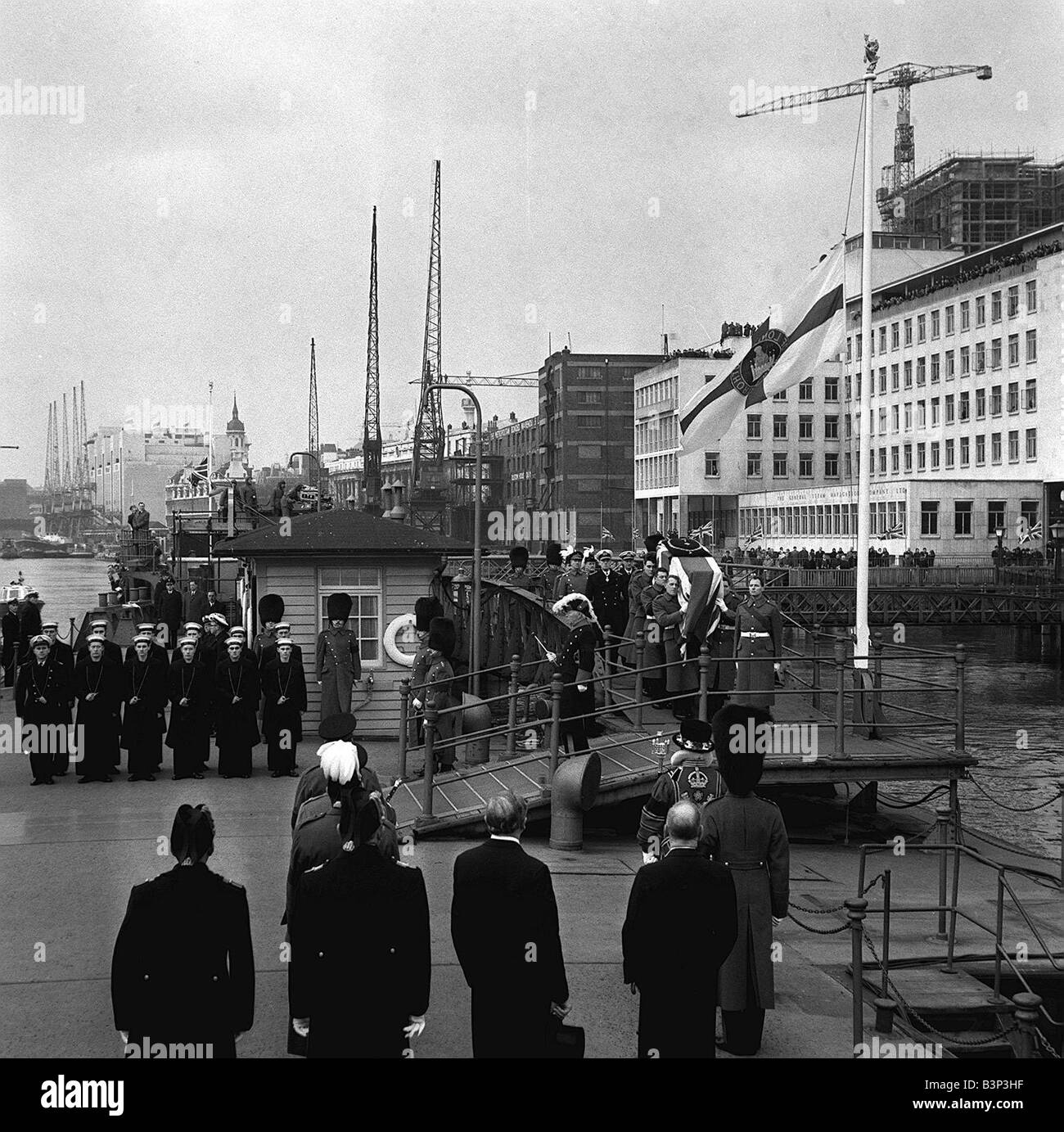 Sir Winston Churchills Sarg trug herab Bande Plank Januar 1965 auf Lastkahn für die letzte Reise zu seiner letzten Ruhestätte im Blenheim Palace Stockfoto