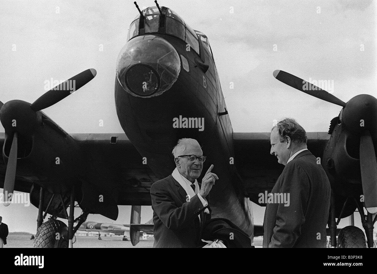 Dambuster Dr. Barnes Wallis Wallis der Ingenieur, der bekanntlich die springende Bombe, die halfen, um die deutschen Dämme entlang der Ruhr zu zerstören erstellt ein Kunststück später auf der Leinwand verewigt er ist hier abgebildet, im Gespräch mit Wing Commander RAB Learoyd unter den wachsamen Augen einer Avro Lancaster Bomber während der RAF Battle of Britain Memorial Flight 1968 Stockfoto