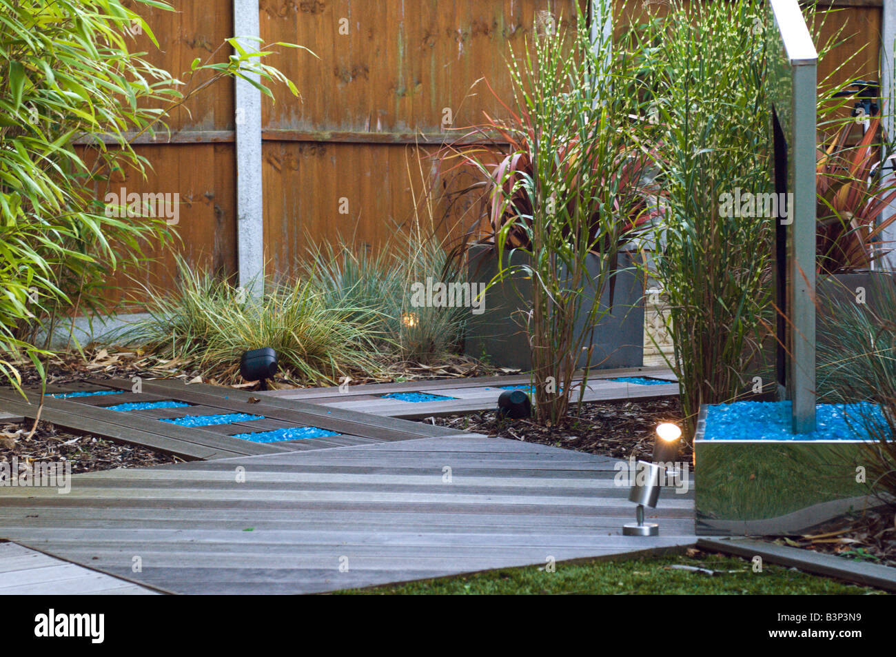 Moderner Garten Mit Wasserspiel Und Kunstrasen Rasen Und Terrasse