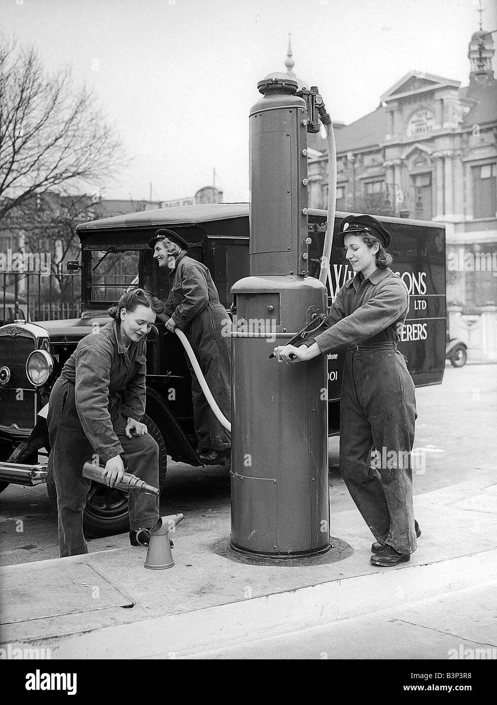 Garage Arbeitnehmerinnen van Einfüllen von Benzin in 1941 Frauen dabei Mens Arbeitsplätze während der Kriegsjahre Frauen im Krieg WW2 Stockfoto