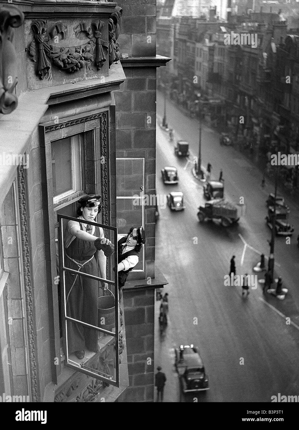 Fenster-Reiniger 1941 Frauen dabei Mens Arbeitsplätze während der Kriegsjahre Stockfoto