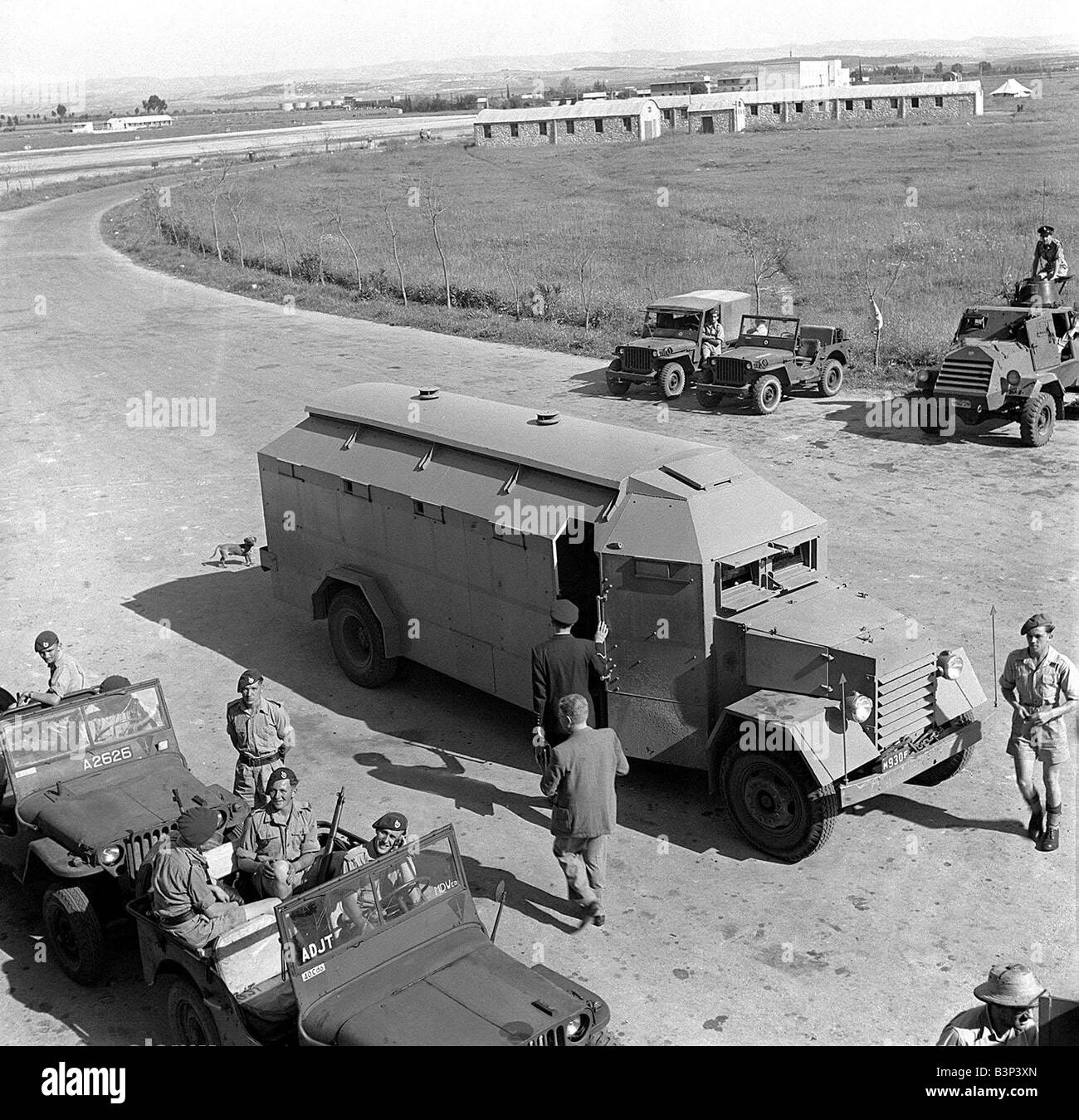 Britische Armee 1947 Palästina Soldaten der britischen Armee vorbereiten, ein amoured Mannschaftswagen aus ihren Kasernen im britischen Protektorat Palästina zu begleiten Stockfoto