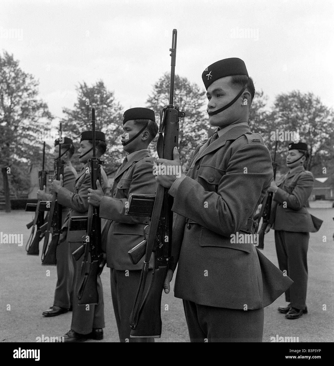Gurkhas Mai 1962 Gurkhas zu Hause To Press auf Jellabad Kaserne Tilworth Gurkha Soldaten marschieren, marschieren Stockfoto