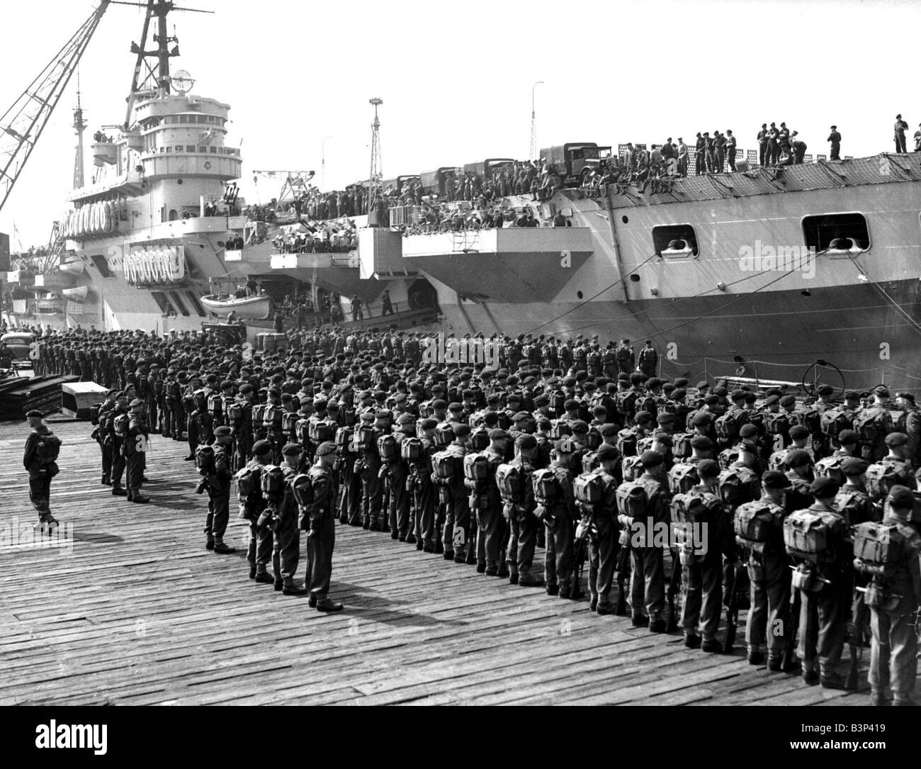 Fallschirmjäger Juni 1951, die 16. Independent Parachute Brigade Group reiste von Aldershot nach Portsmouth in Sonderzüge heute und marschierten zu den Royal Naval Dockyard, begeben Sie sich auf ihre Flugzeugträger HMS Warrior und HMS Triumph bereit für Zypern verlassen Stockfoto