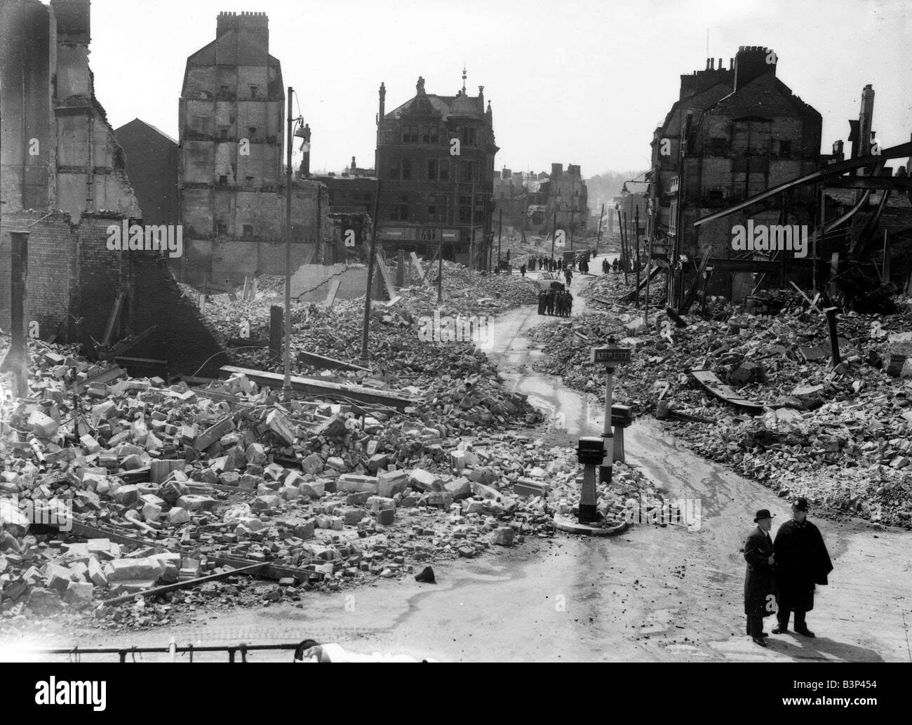 WW2 Luftangriff Schäden Bombenschäden am Plymouth zwei Menschen Stand den Schaden links im Zuge der Bombardierungen begutachten Stockfoto