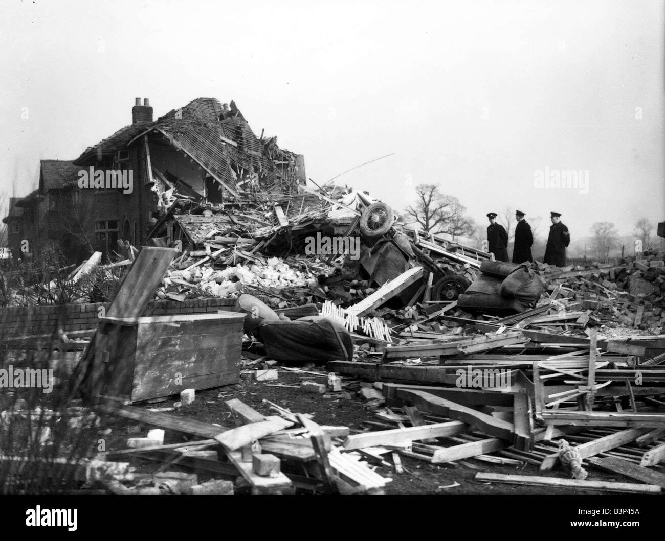 WW2 Luftangriff Schäden Dezember 1944 Buzz Bombenangriff im nördlichen England drei Personen befragen den Schaden durch den Luftangriff Bomben links Stockfoto