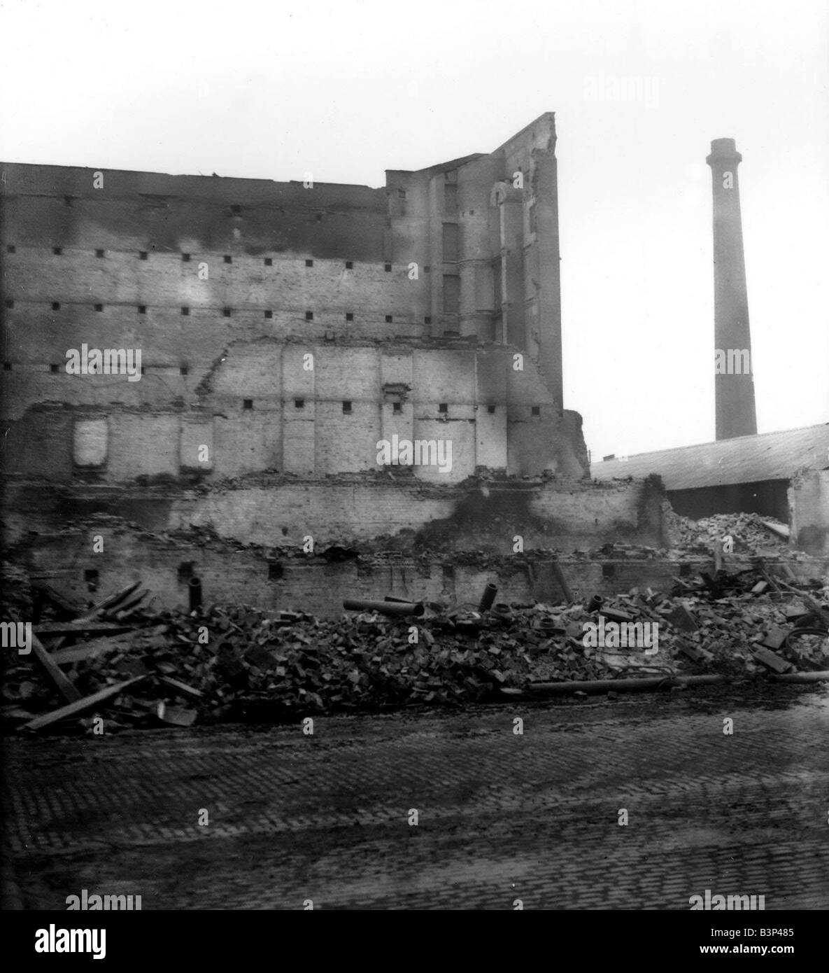 Merseyside Bombe Beschädigung WW2 eine Bombe beschädigte Fabrik in Merseyside, die nach einem Bombenangriff durch die Luftwaffe der deutschen Luftwaffe während der blitz Stockfoto