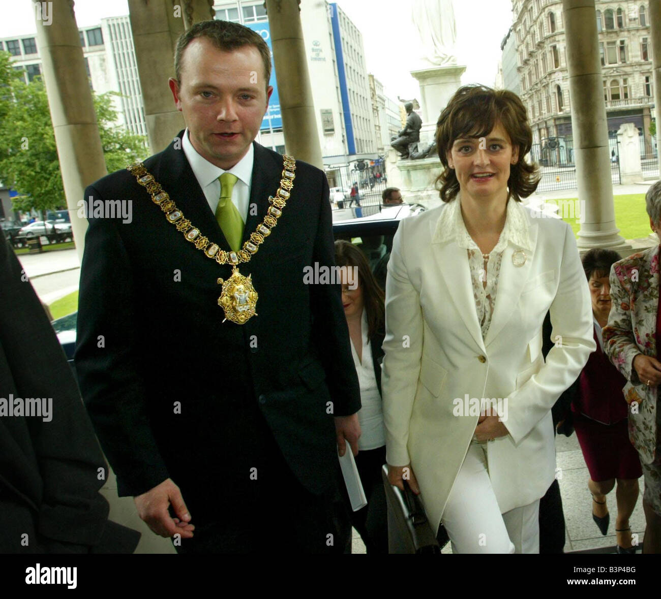 Cherie Blair besuchen, der Belfast City Hall Juni 2003 begrüßte der Oberbürgermeister Martin Morgan Stockfoto